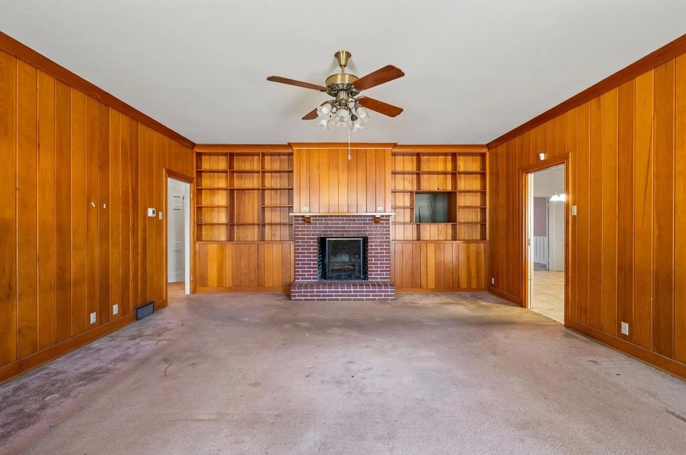 6946 Delrose family room