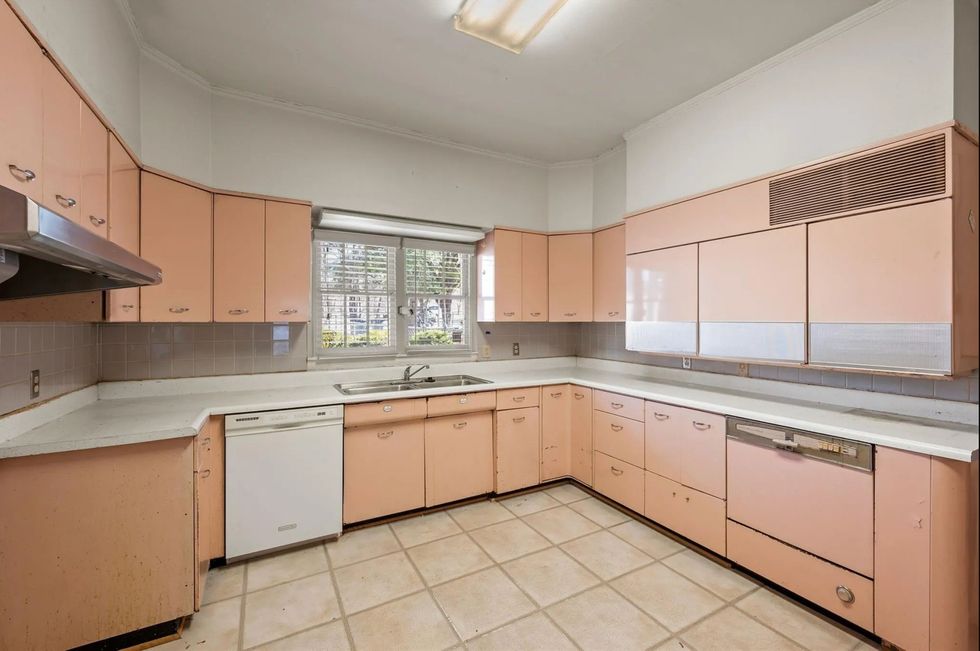 6946 Delrose kitchen