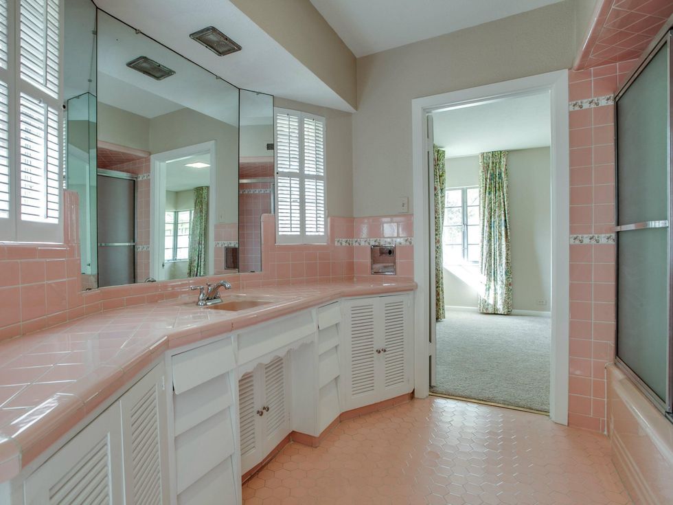 813 Connally, bathroom