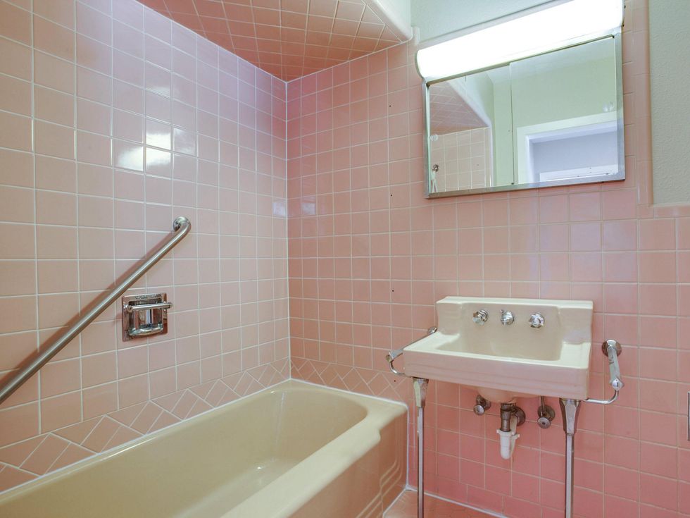 813 Connally, bathroom