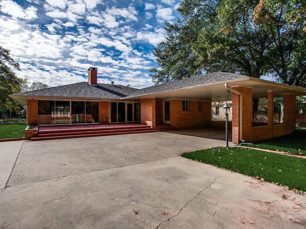 813 Connally, carport