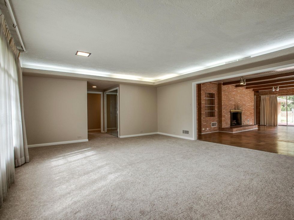 813 Connally, living room