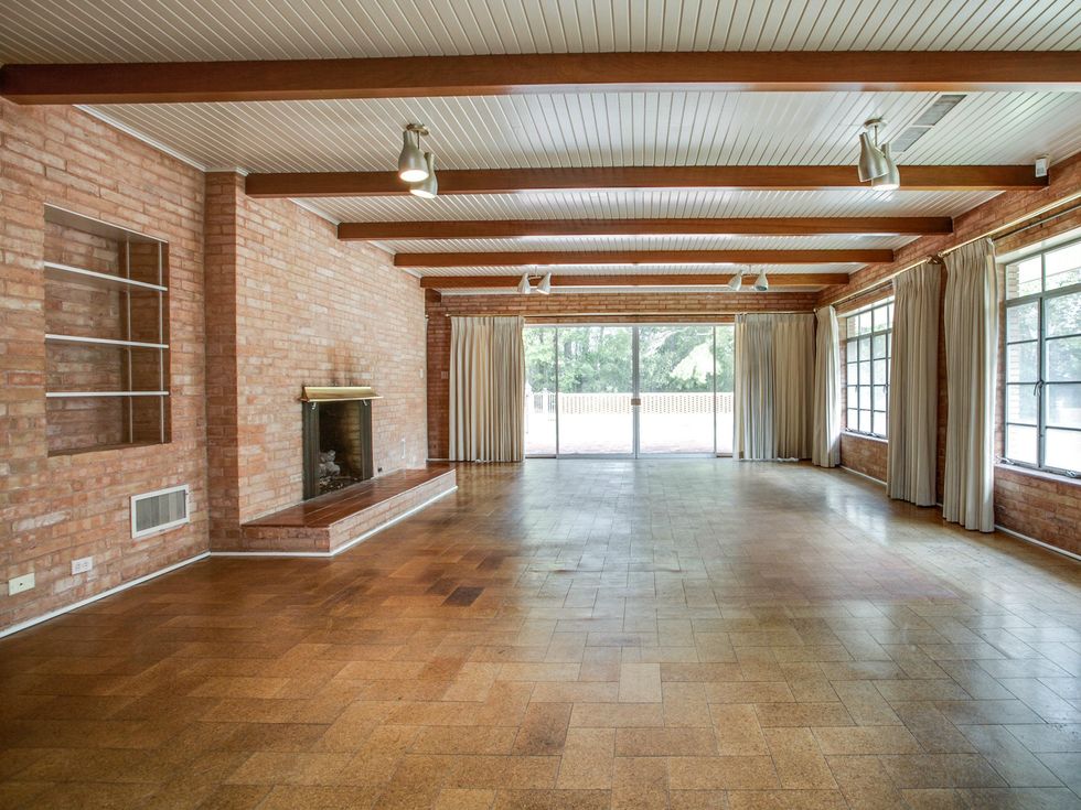 813 Connally, sitting area