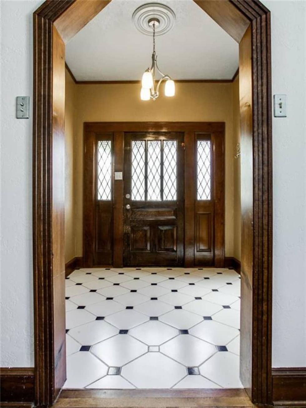 924 Lausanne Avenue Dallas home for sale entry way