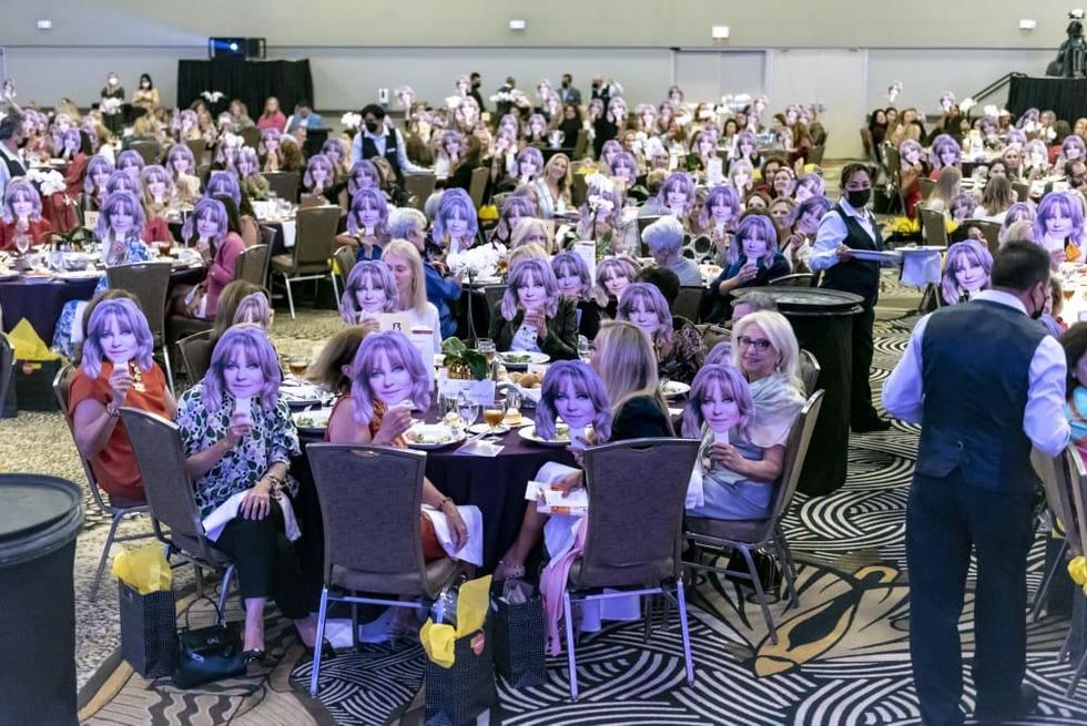 A room full of Goldie Hawns