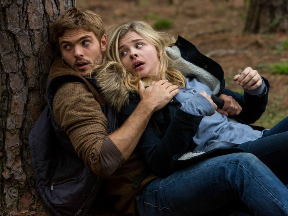 Alex Roe and Chloe Grace Moretz in The 5th Wave