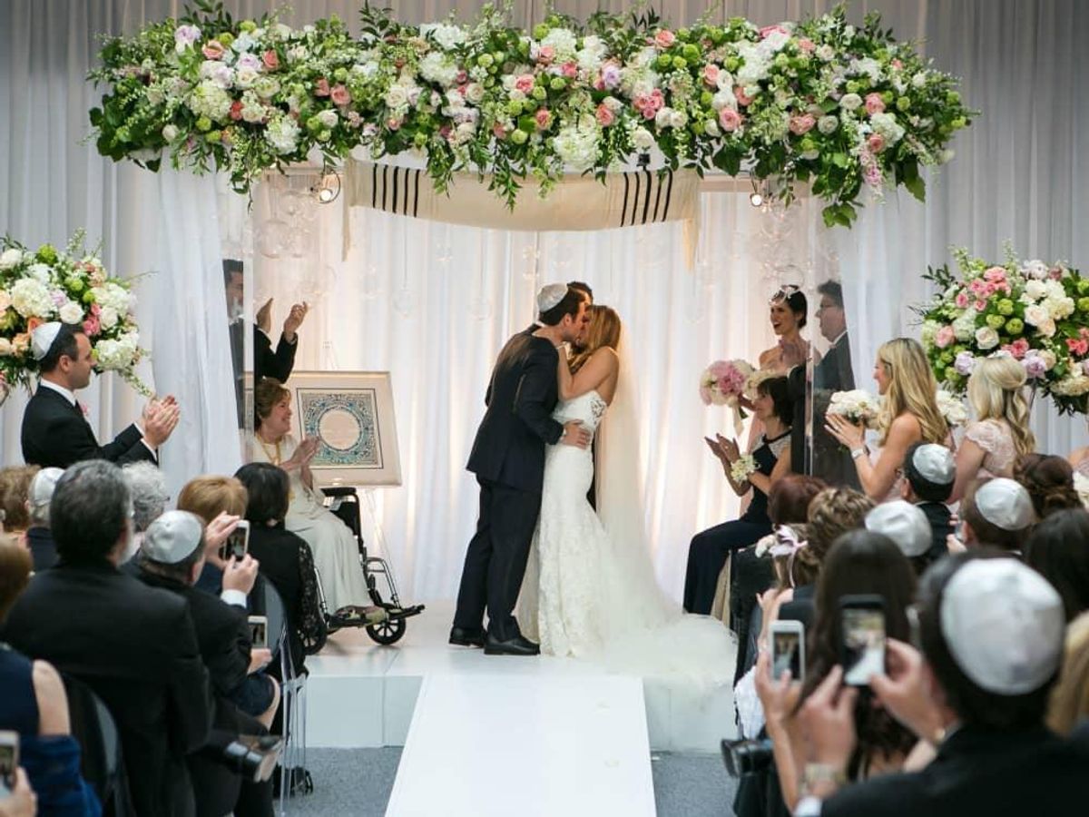 The Aronsons share a kiss following a traditional Jewish ceremony ...