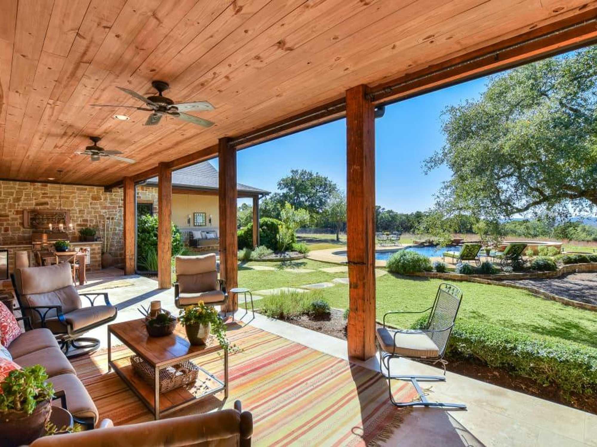 AUS_223 Black Stone Cove