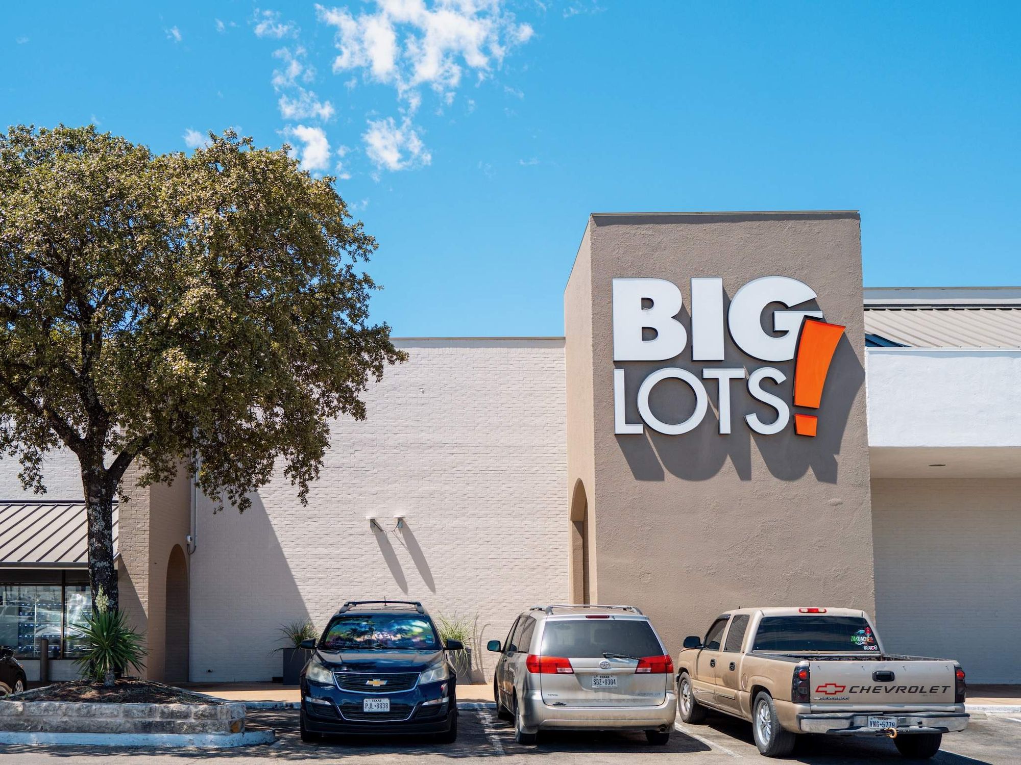 Big Lots hosts going out of business sales at Dallas stores