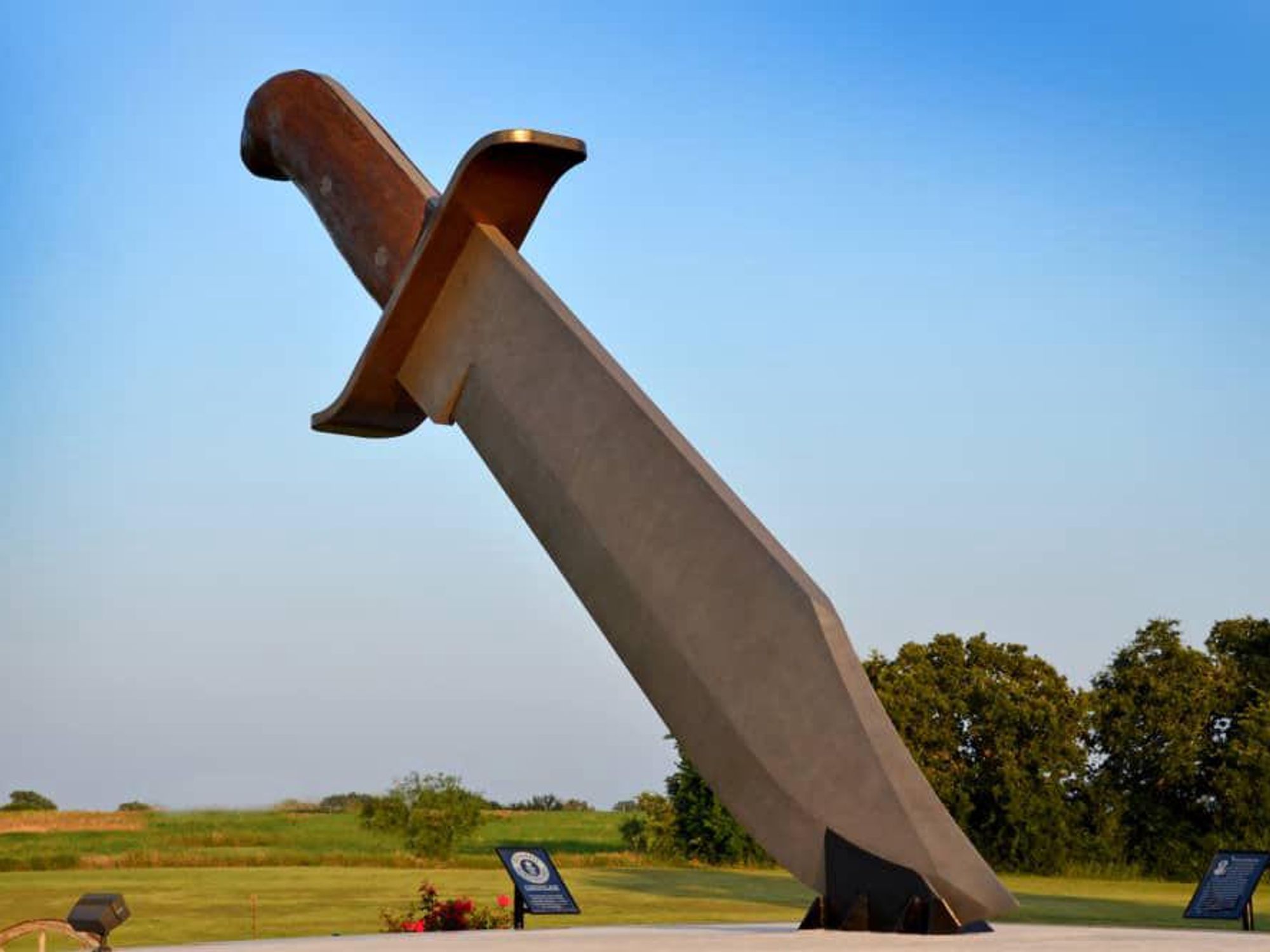 https://dallas.culturemap.com/media-library/bowie-is-home-to-the-worlds-largest-bowie-knife.jpg?id=29952817&width=2000&height=1500&quality=85&coordinates=57%2C0%2C57%2C0