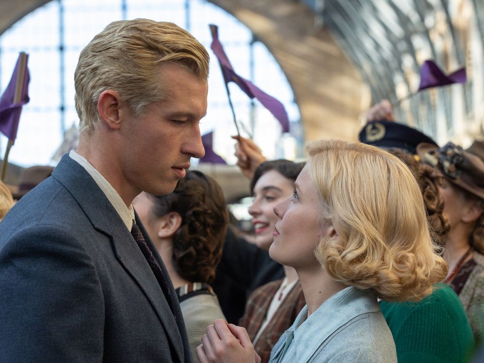 Callum Turner and Hadley Robinson in The Boys in the Boat