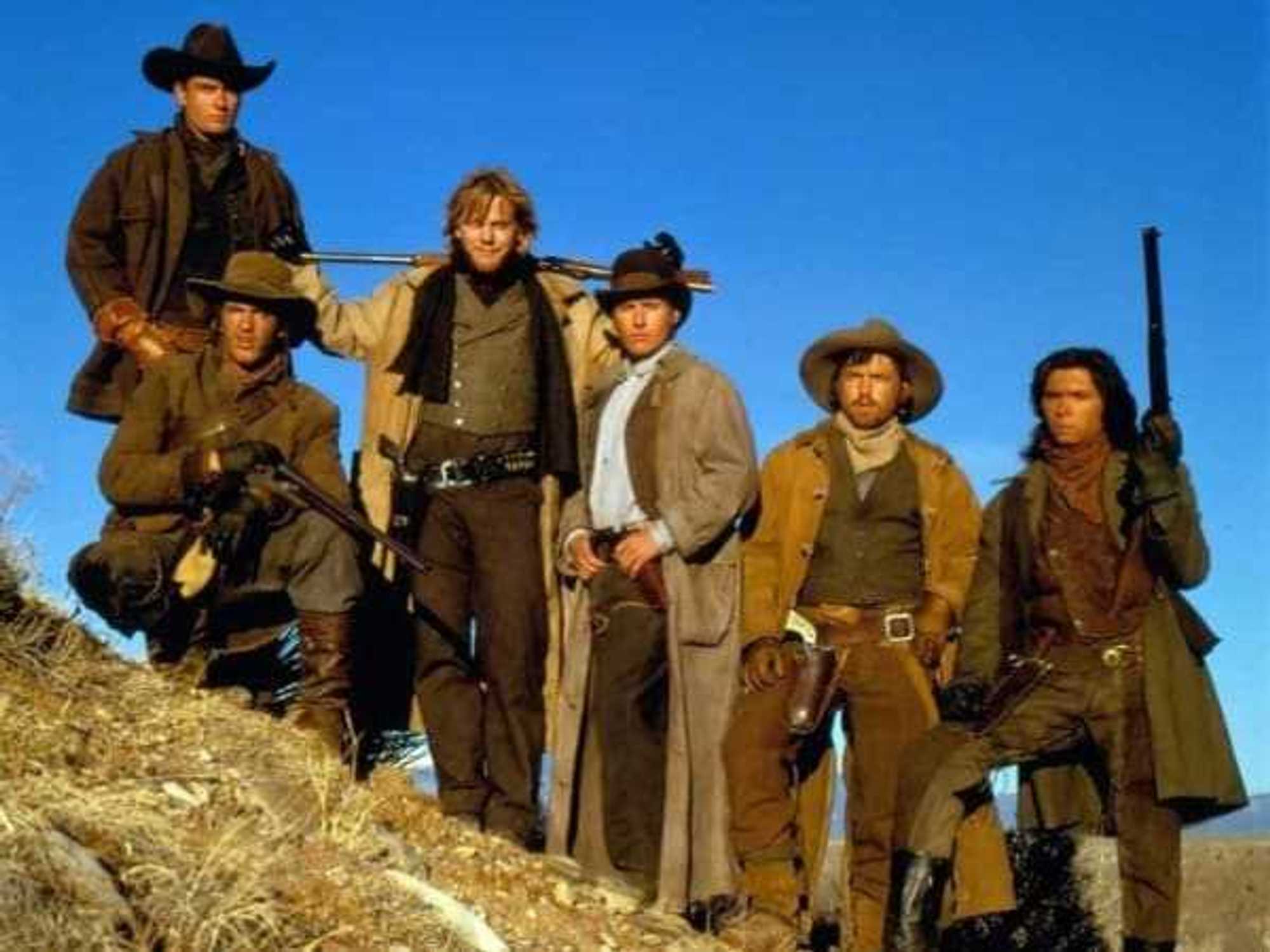 Charlie Sheen, Dermot Mulroney, Kiefer Sutherland, Emilio Estevez, Casey Siemaszko, and Lou Diamond Phillips in Young Guns.
