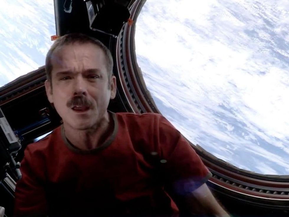 Chris Hadfield sings Space Oddity