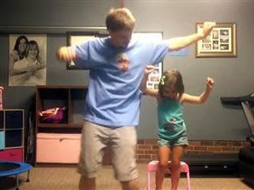 Dad and daughter dance to Shake It Off
