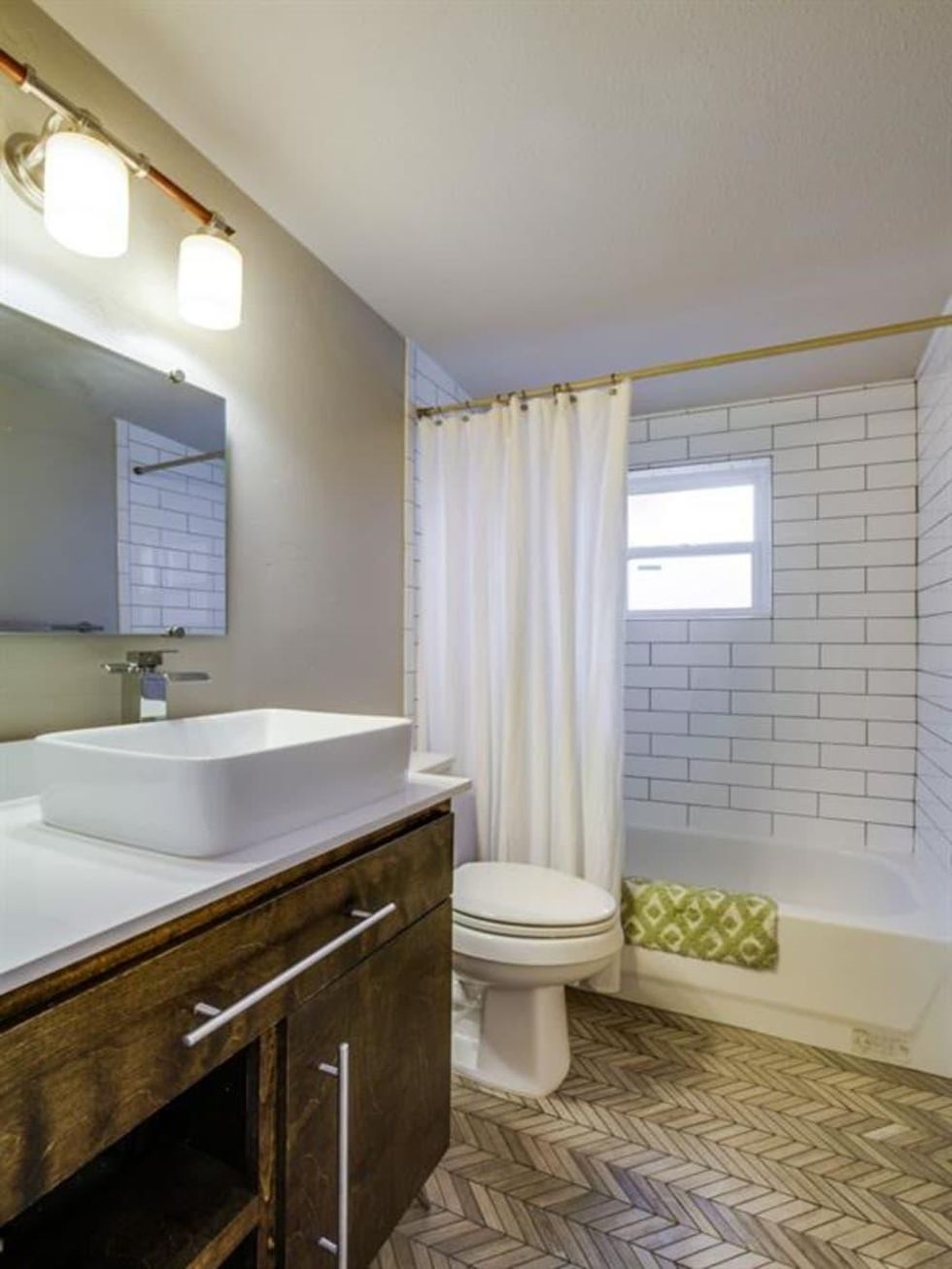 Dallas, home for sale, 936 peavy road, bathroom