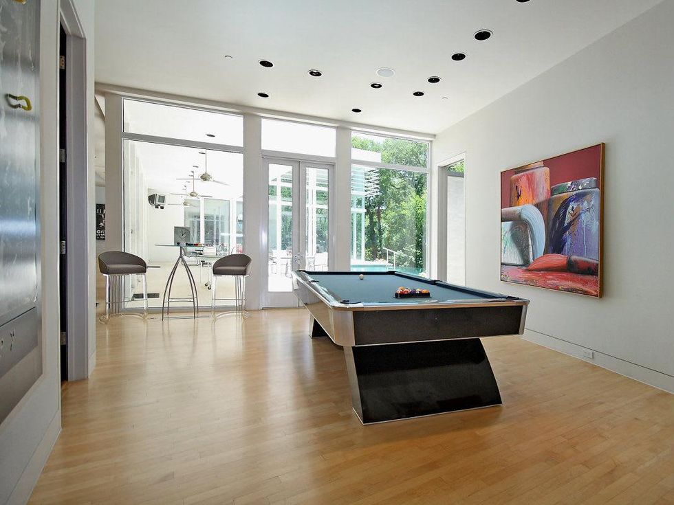 Dallas, TNT, 4130 Cochran Chapel