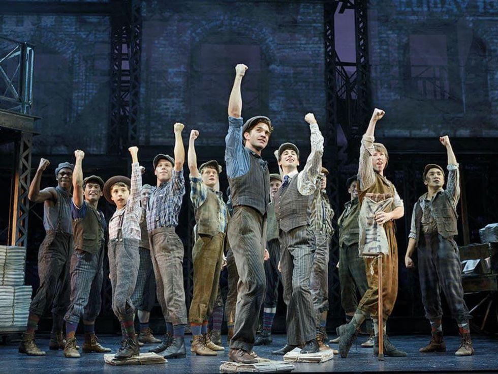 Dan DeLuca and cast of national tour of Newsies