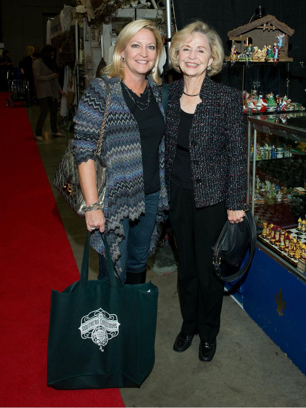 Dee Carter and Bitsy Carter, chi o christmas market