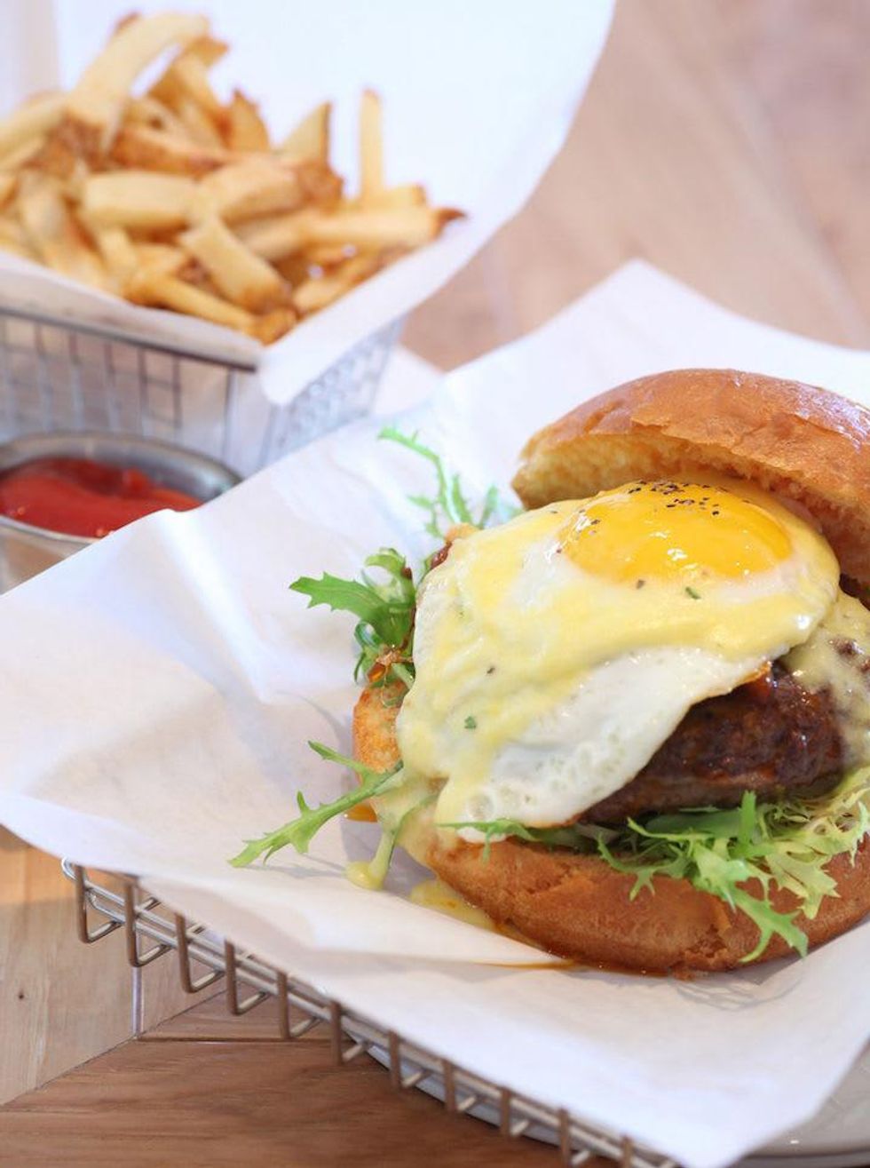 Dee Lincoln Steak & Burger Bar, Benedict burger