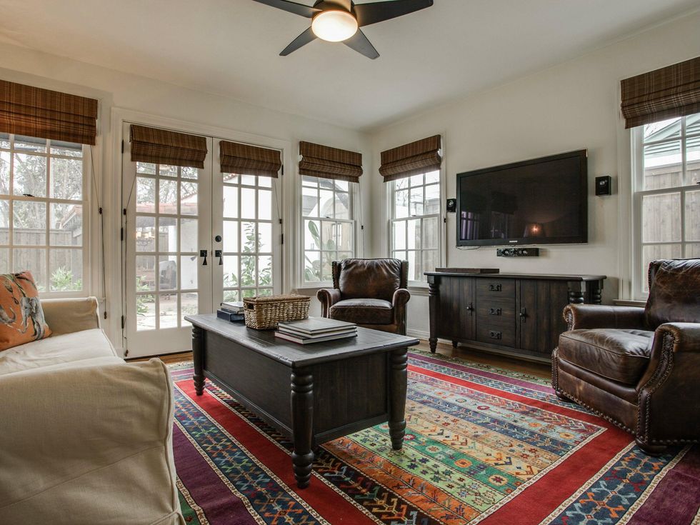 Den at 5338 Ellsworth Ave in Dallas