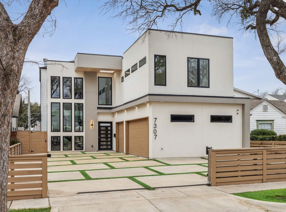 Derrick Henry's Dallas home for sale at 7307 Kaywood Drive