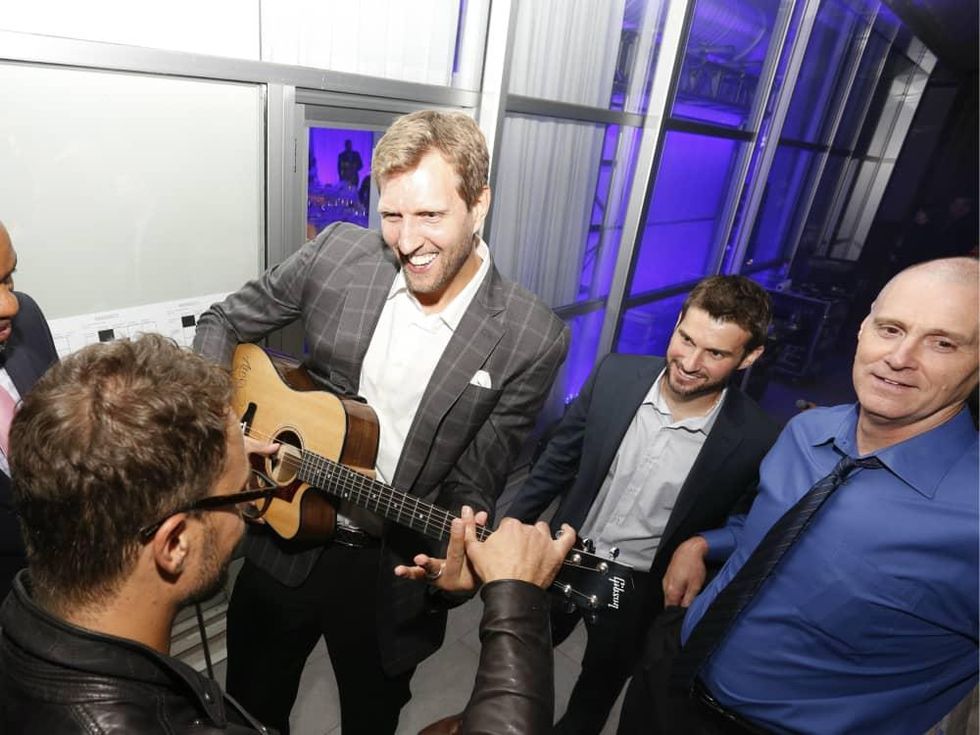 Dirk Nowitzski, Amos Lee