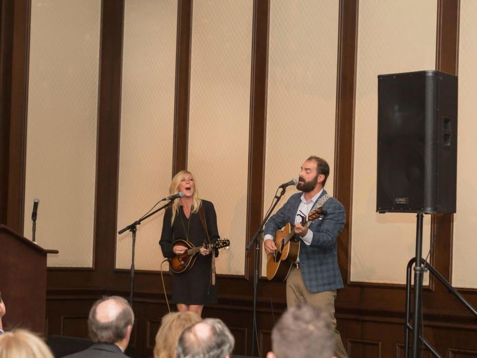 Drew Holbomb, Ellie Holcomb