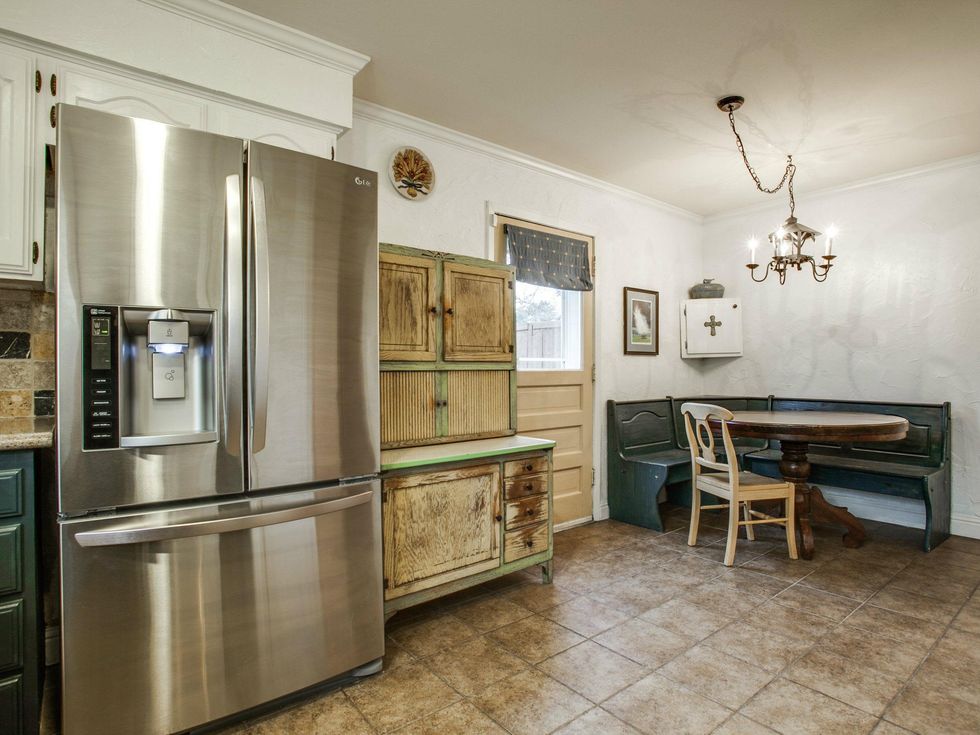 Eat-in kitchen at 1500 Stoneham Place in Richardson