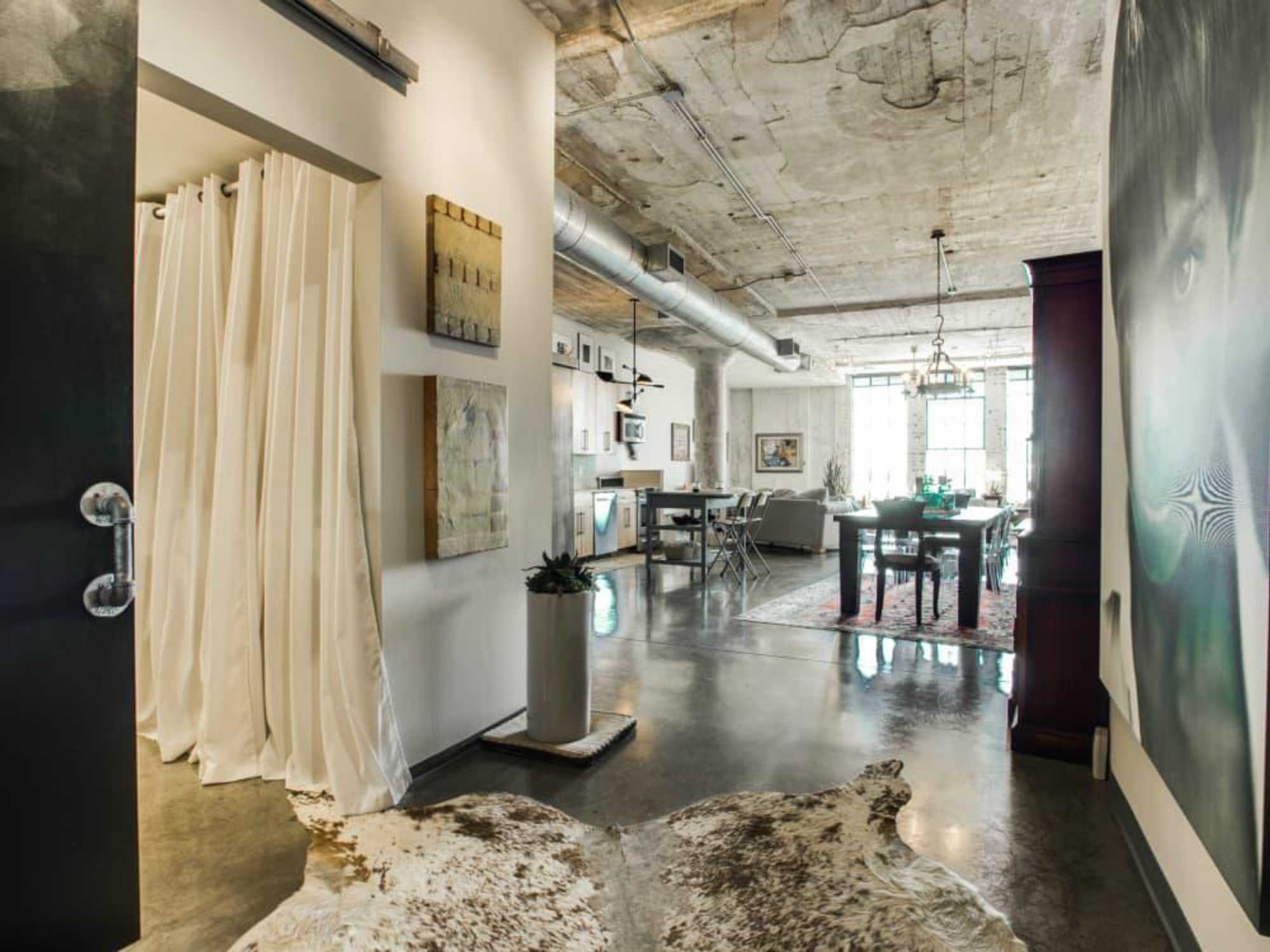 Entry at 1122 Jackson St. in Dallas