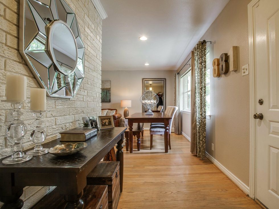 Entry of 881 Berkinshire Dr. in Dallas