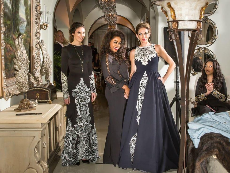 Es\u00e9 Az\u00e9nabor with models