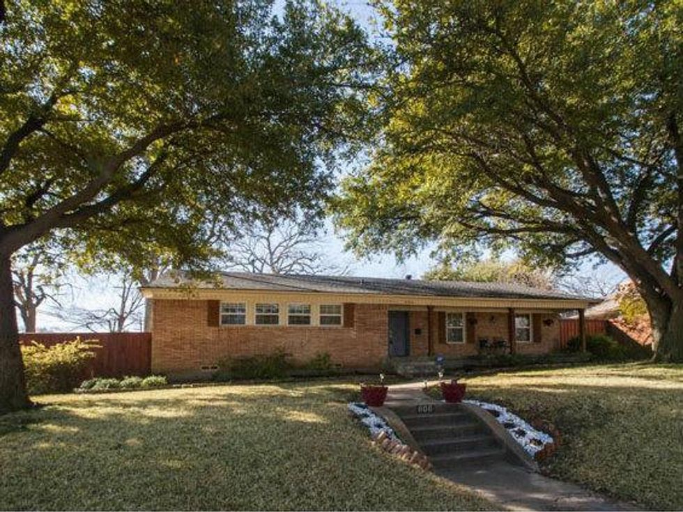 Exterior of 806 Knoll in Dallas