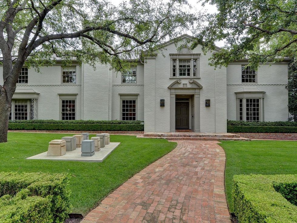 A voyeurs look inside the artsy Dallas mansion of prominent gallery ... photo