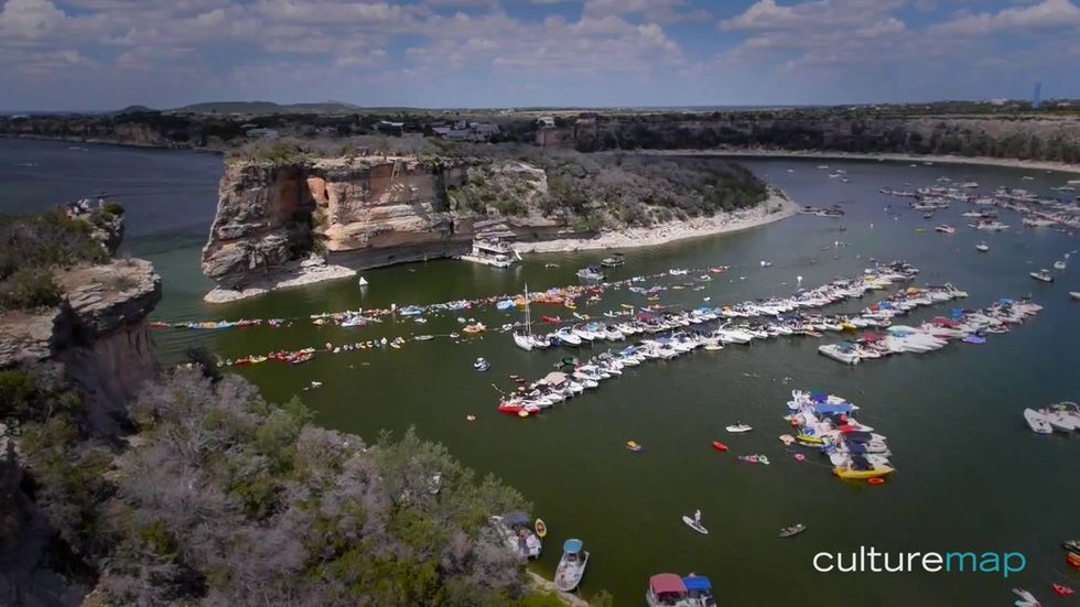 Watch these elite divers compete at Texas lake's famous Hell's Gate cliffs