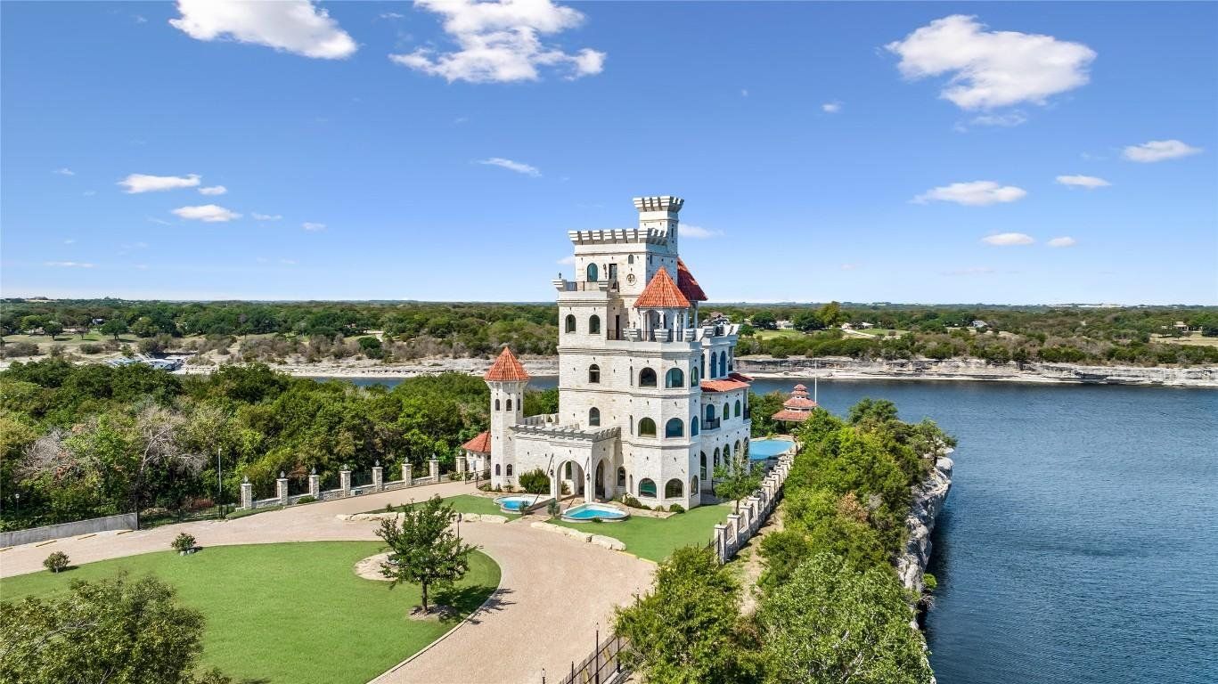 Fairytale castle near Dallas-Fort Worth seeks new king or queen