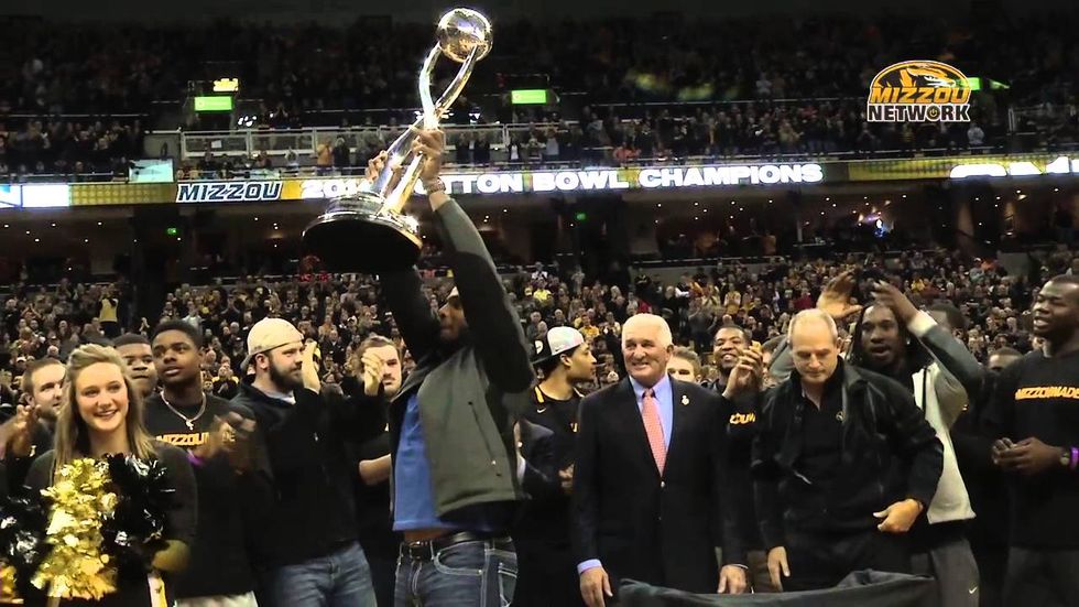 Michael Sam gets standing ovation, cats predict weather and more links we love