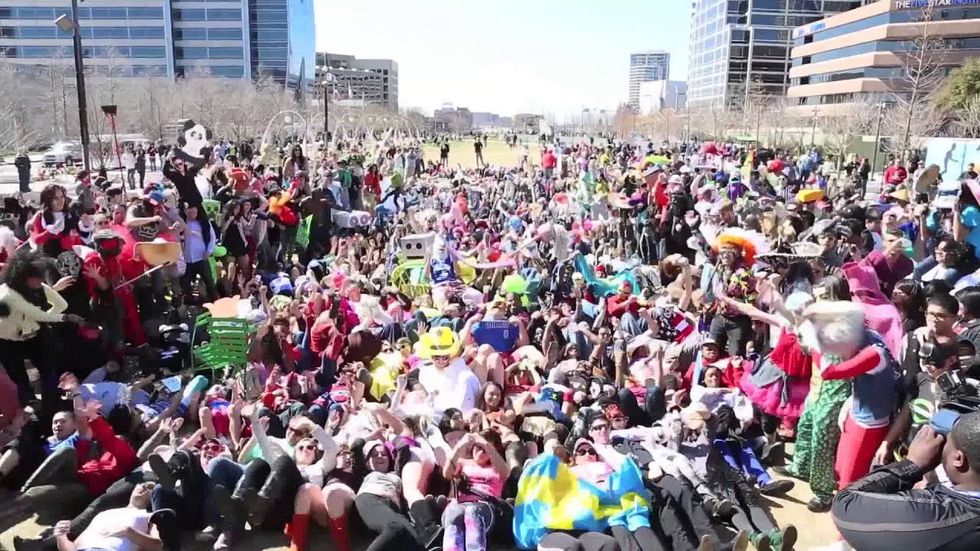 Harlem Shake takes over Klyde Warren Park in Dallas