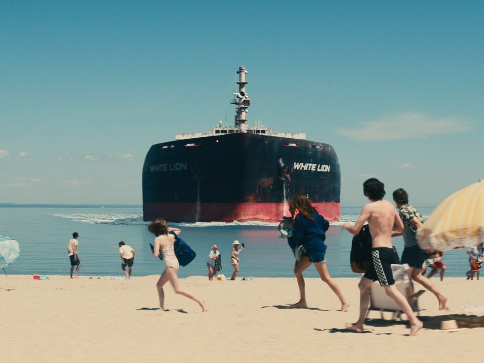 Farrah Mackenzie, Julia Roberts, Charlie Evans, and Ethan Hawke in Leave the World Behind