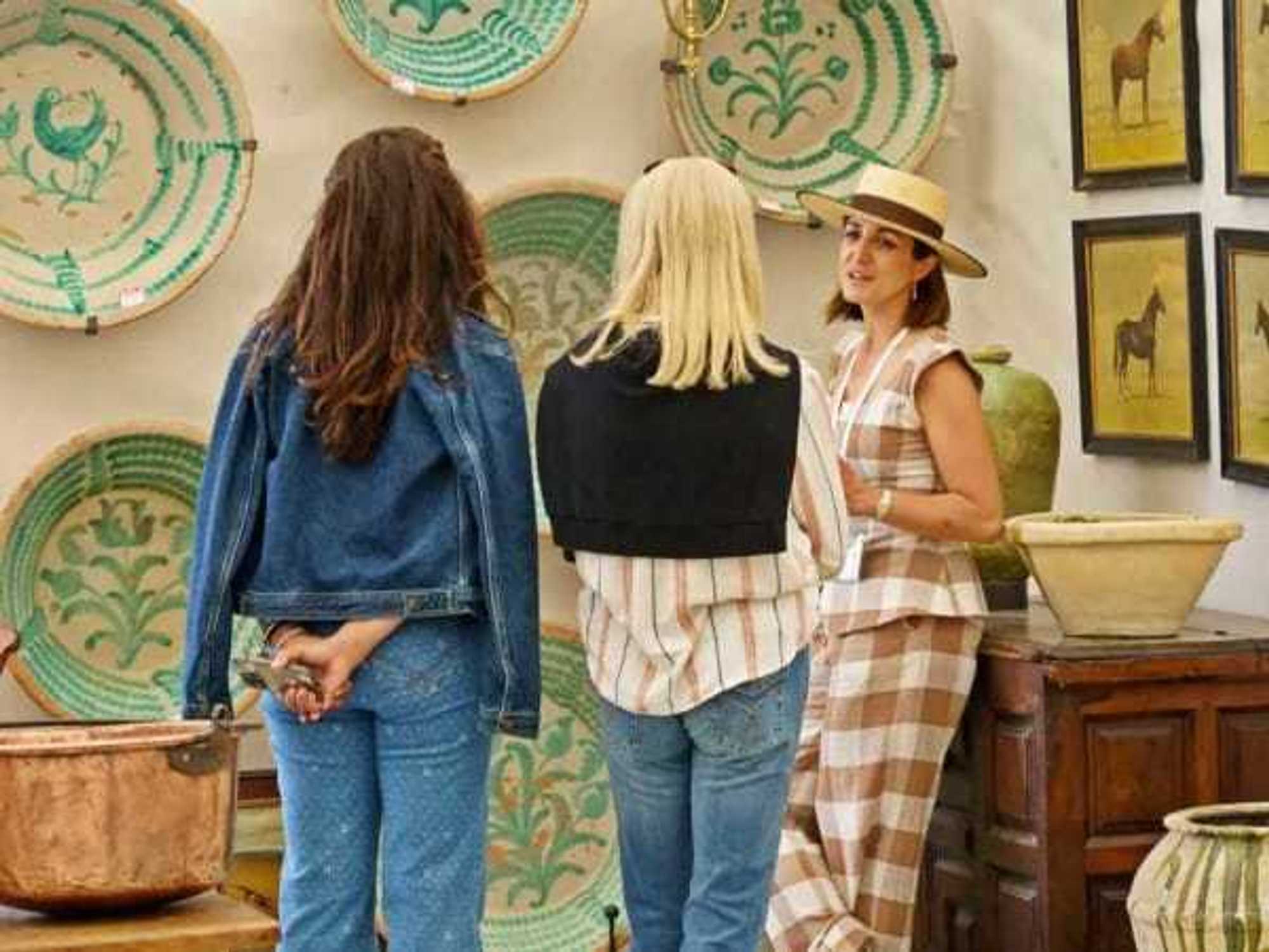 Find rare and oversized pieces from over 200 unique vendors.