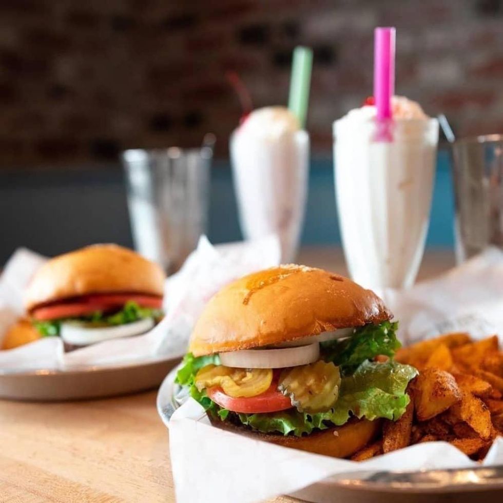 Fuddruckers burgers and shakes