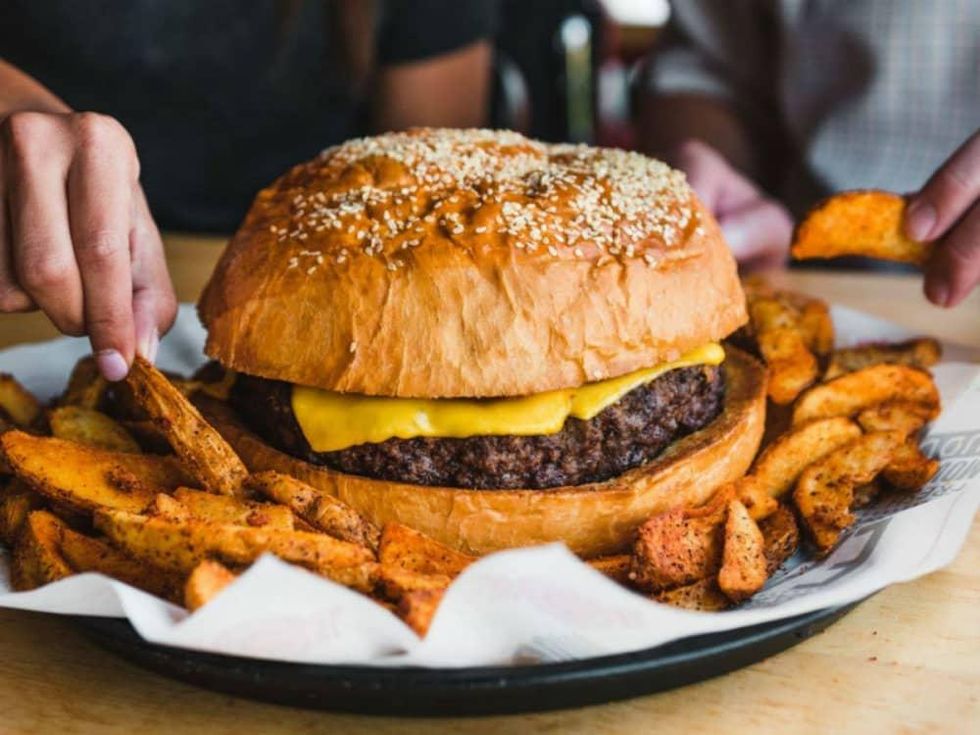 Fuddruckers hamburger