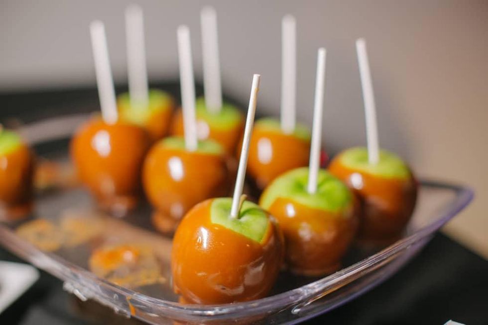 Genesis Masquerade 2019, caramel apples