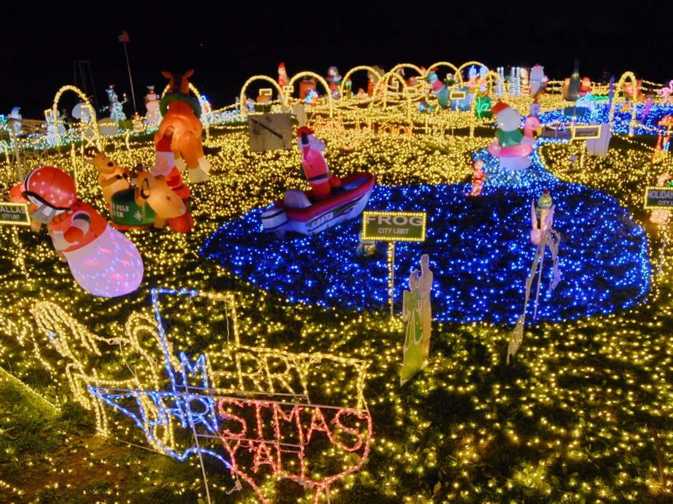 Great Christmas Light Fight, Mach Christmas Display