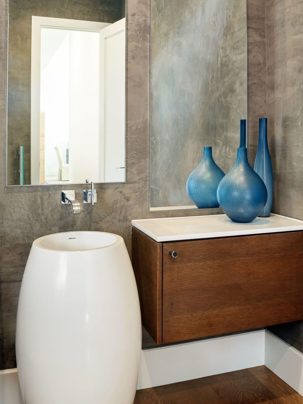 Guest bath at 5746 Greenbriar in Dallas