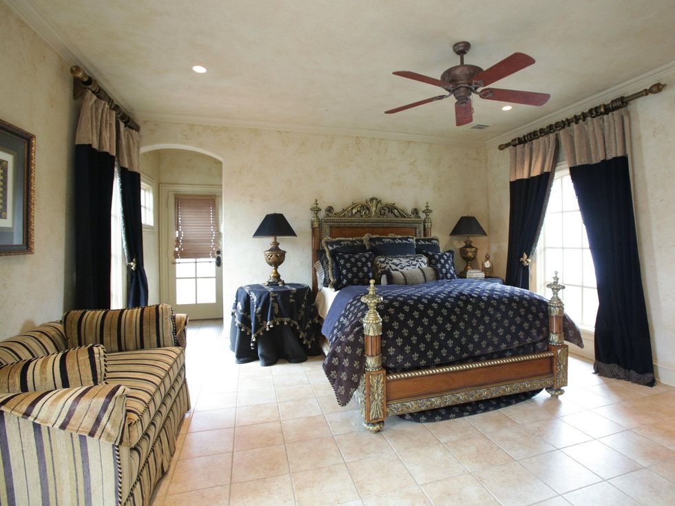 Guest room at 9925 Lakeway in Dallas