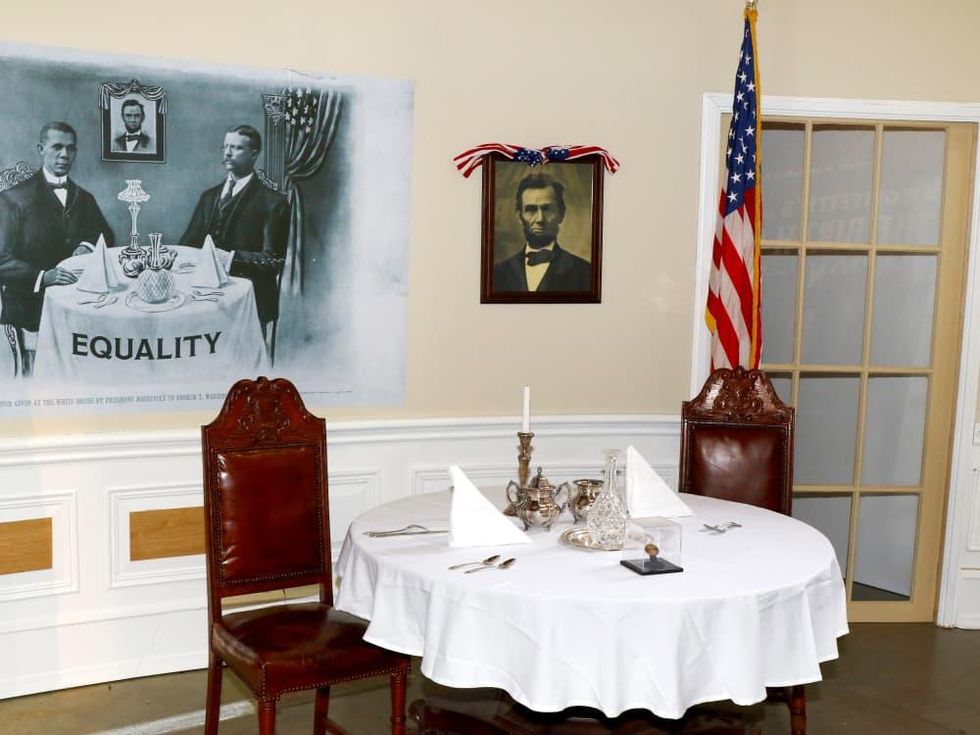 Hall of Presidents, MercuryOne