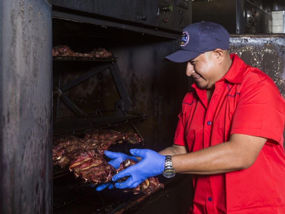 Houston, Pappas Bar-B-Q, October 2017, Removing ribs from the smoker