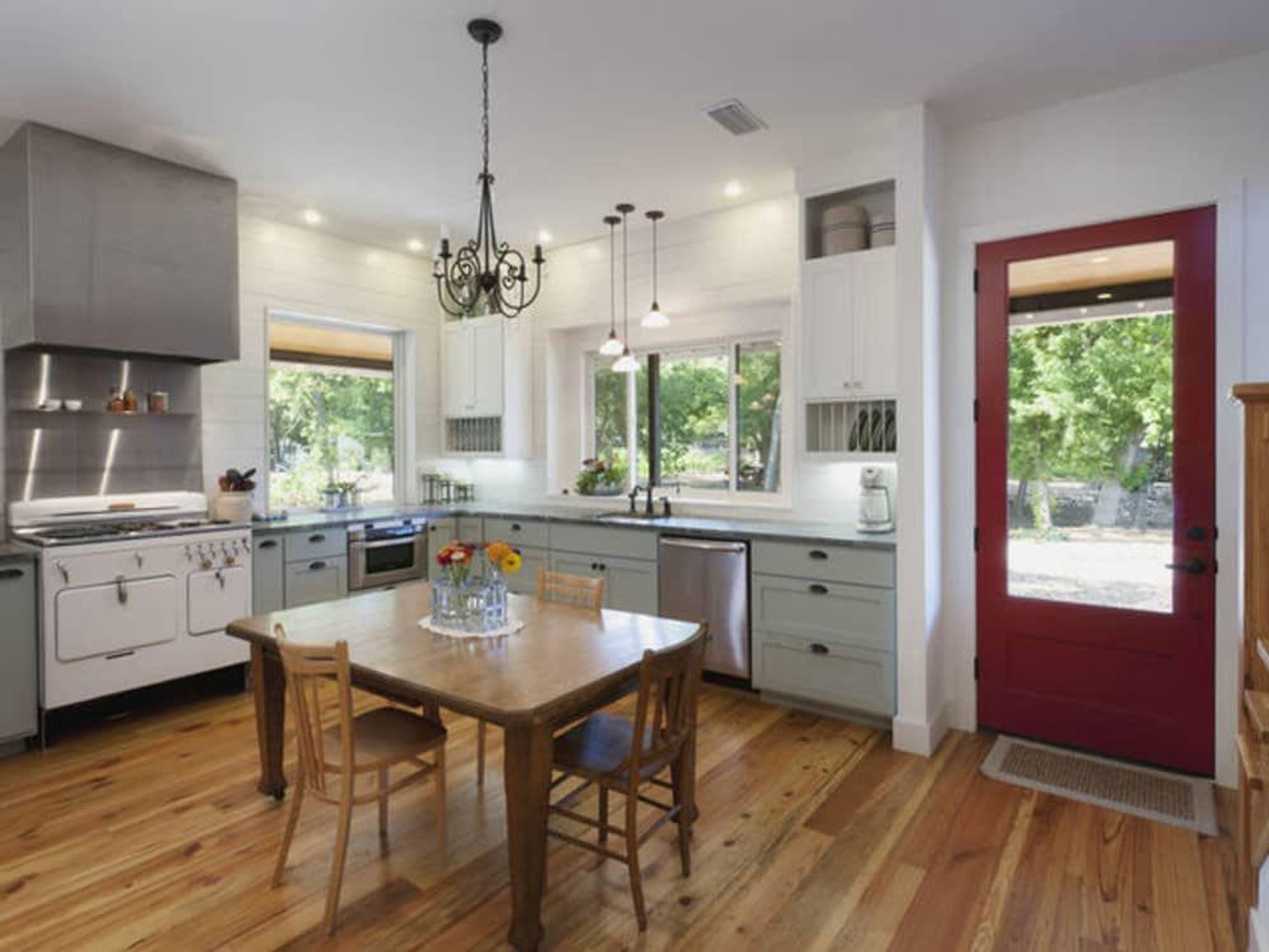 https://dallas.culturemap.com/media-library/houzz-colorful-farmhouse-kitchen.jpg?id=30458791&width=2000&height=1500&quality=85&coordinates=0%2C0%2C0%2C0