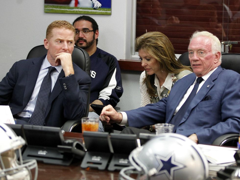 Jason Garrett and Jerry Jones in the war room