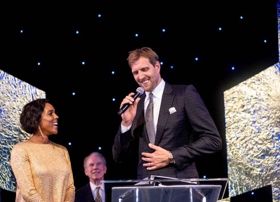 Jessica and Dirk Nowitzki accept award.